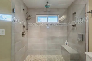 Hair dryer, towels, soap, shampoo - Cozy house in a heart of Mandarin (Jacksonville)
