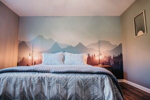 3 habitaciones, escritorio y tabla de planchar con plancha 