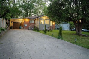 Exterior - A cozy bunglow in Naigara Falls! (Niagara Falls)