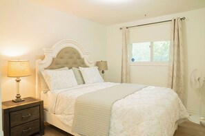 3 bedrooms, iron/ironing board, WiFi (free), bed sheets - A cozy bunglow in Naigara Falls! (Niagara Falls)