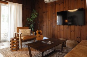 Smart TV, books - The Mac House - With a Hot Tub! (Black Mountain)
