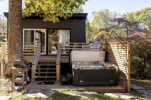 The Mac House - With a Hot Tub!