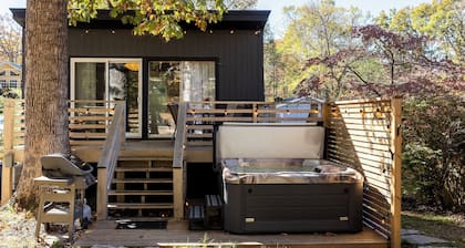 The Mac House - With a Hot Tub!