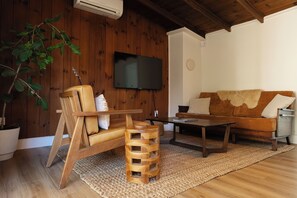 Een smart-tv en boeken