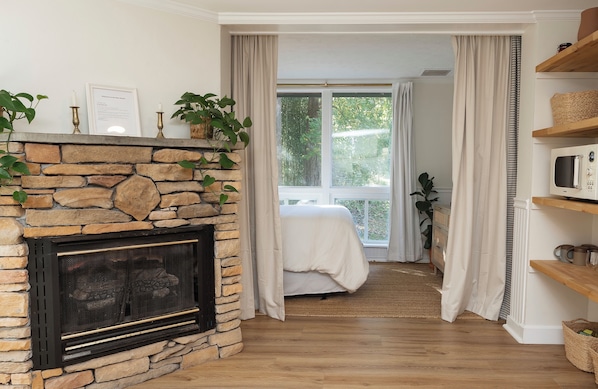 1 habitación, tabla de planchar con plancha y cuna de viaje 