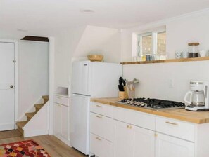 Frigorífico, microondas, placa de cocina y cafetera o tetera