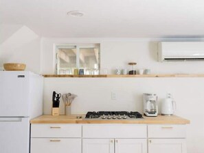 Frigorífico, microondas, placa de cocina y cafetera o tetera