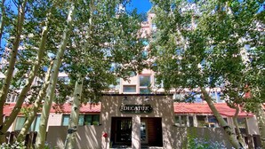 Un edificio con un letrero que dice "DECATUR" en la entrada, rodeado de árboles y un sendero que conduce a la puerta.