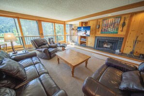 Classic Condo, 4 Bedrooms, Fireplace, Valley View (Decatur 1789) | Living area - Decatur 1789 (Keystone)