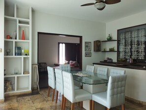 Fridge, microwave, oven, cookware/dishes/utensils - Casa Flamboyant piscina churrasqueira (Campos)