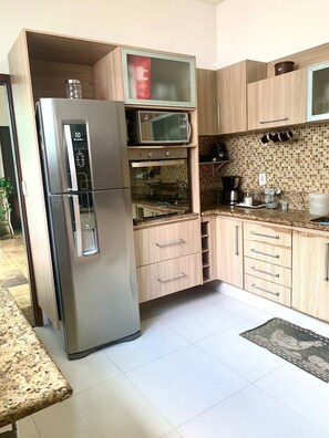 Fridge, microwave, oven, cookware/dishes/utensils - Casa Flamboyant piscina churrasqueira (Campos)
