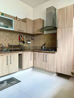 Kühlschrank, Mikrowelle, Ofen, Kochgeschirr/Geschirr/Besteck