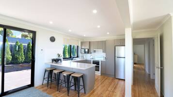 Fridge, oven, stovetop, dishwasher