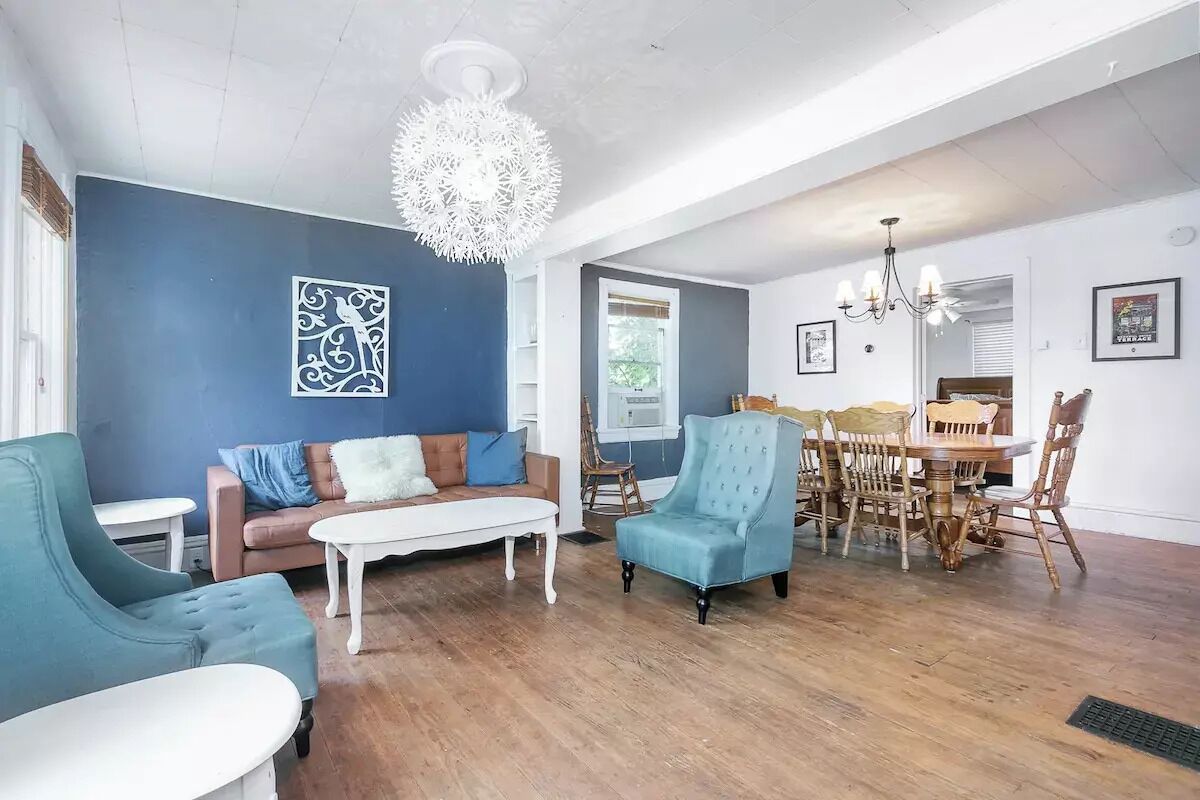 Doty St*2BR historic cottage near Lakes,Capitol,UW Campus & hospitals w/parking
