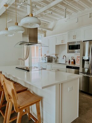 Refrigerador, microondas, horno y parrilla de estufa 