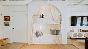 2 bedrooms, desk, iron/ironing board, WiFi