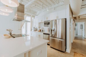 Een koelkast, een magnetron, een oven, een kookplaat