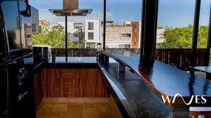 Cozinha moderna com uma grande janela com vista para a paisagem urbana.