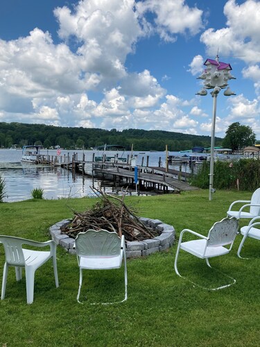 Hummingbird Cottage: Cozy Rustic Lakefront Escape at The Pier, Perfect for 7!