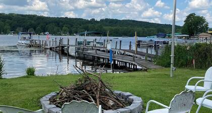 Hummingbird Cottage: Cozy Rustic Lakefront Escape at The Pier, Perfect for 7!