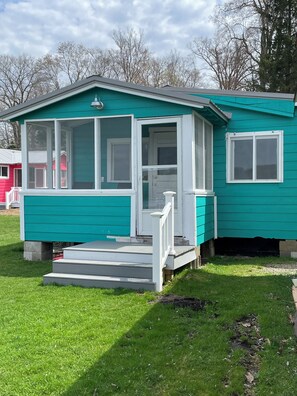 Exterior detail - Hummingbird Cottage: Cozy Rustic Lakefront Escape at The Pier, Perfect for 7! (Union City)