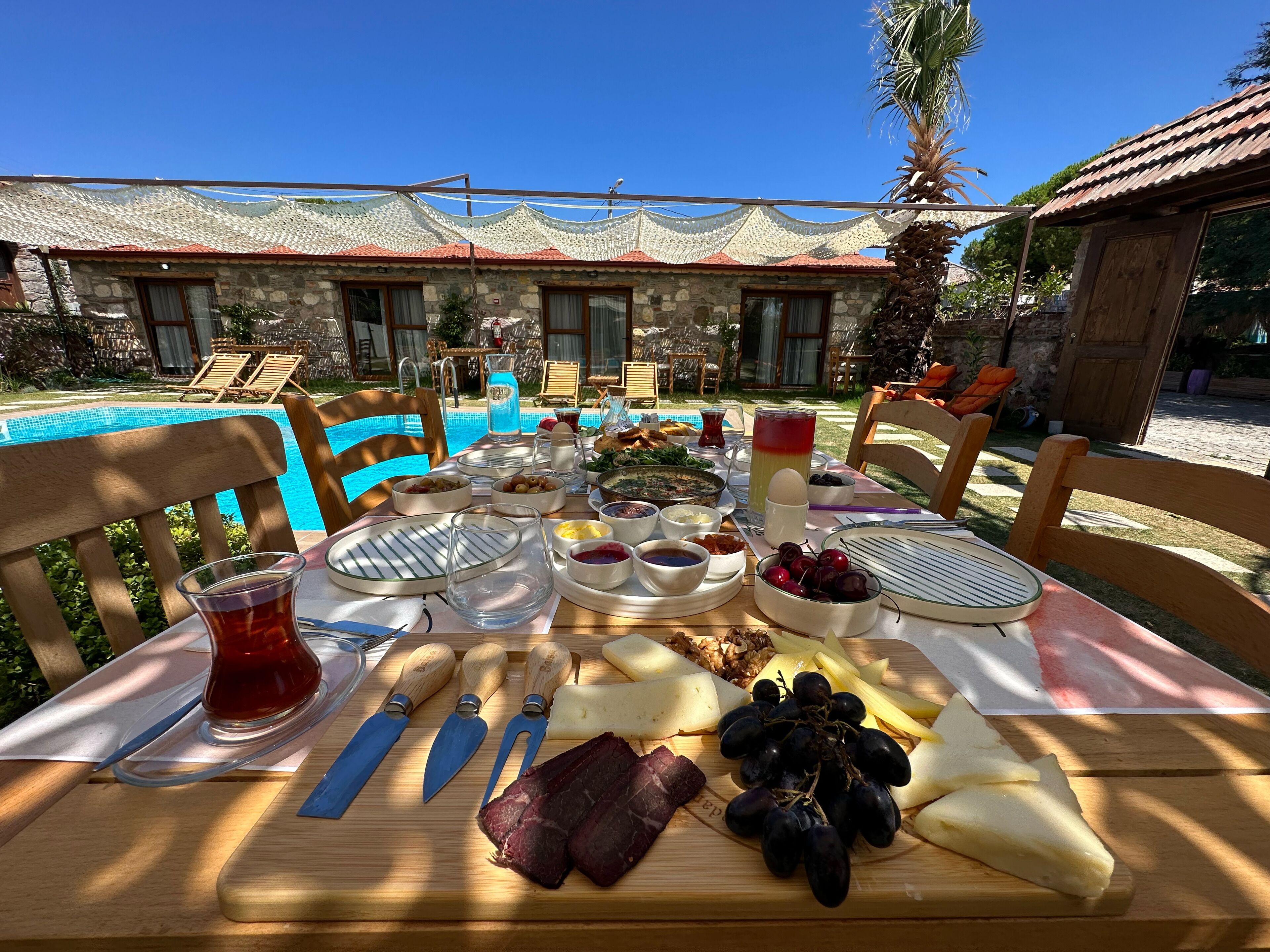 Frokost med lokale retter er inkludert hver dag