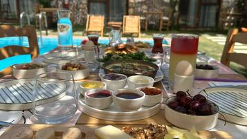 Desayuno típico de la región gratuito y diario