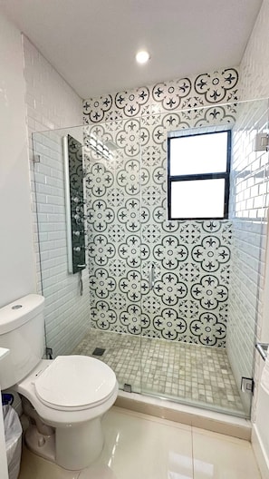 Basic Apartment | Bathroom - Alloggio Wynwood Parking Laundry Wifi (Miami)