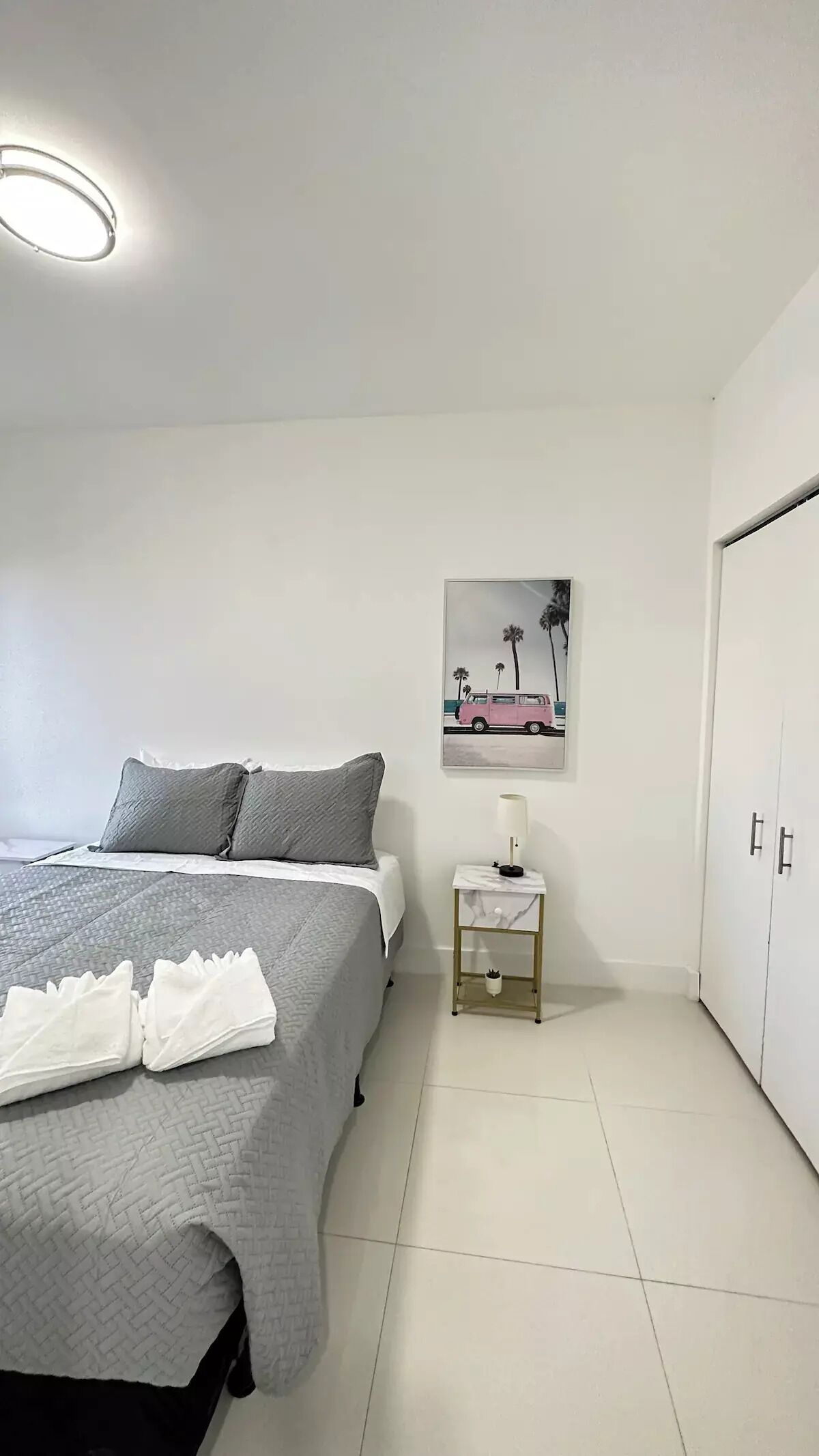 Apartemen Basic | 2 kamar tidur, setrika/meja setrika, dan Wi-Fi gratis