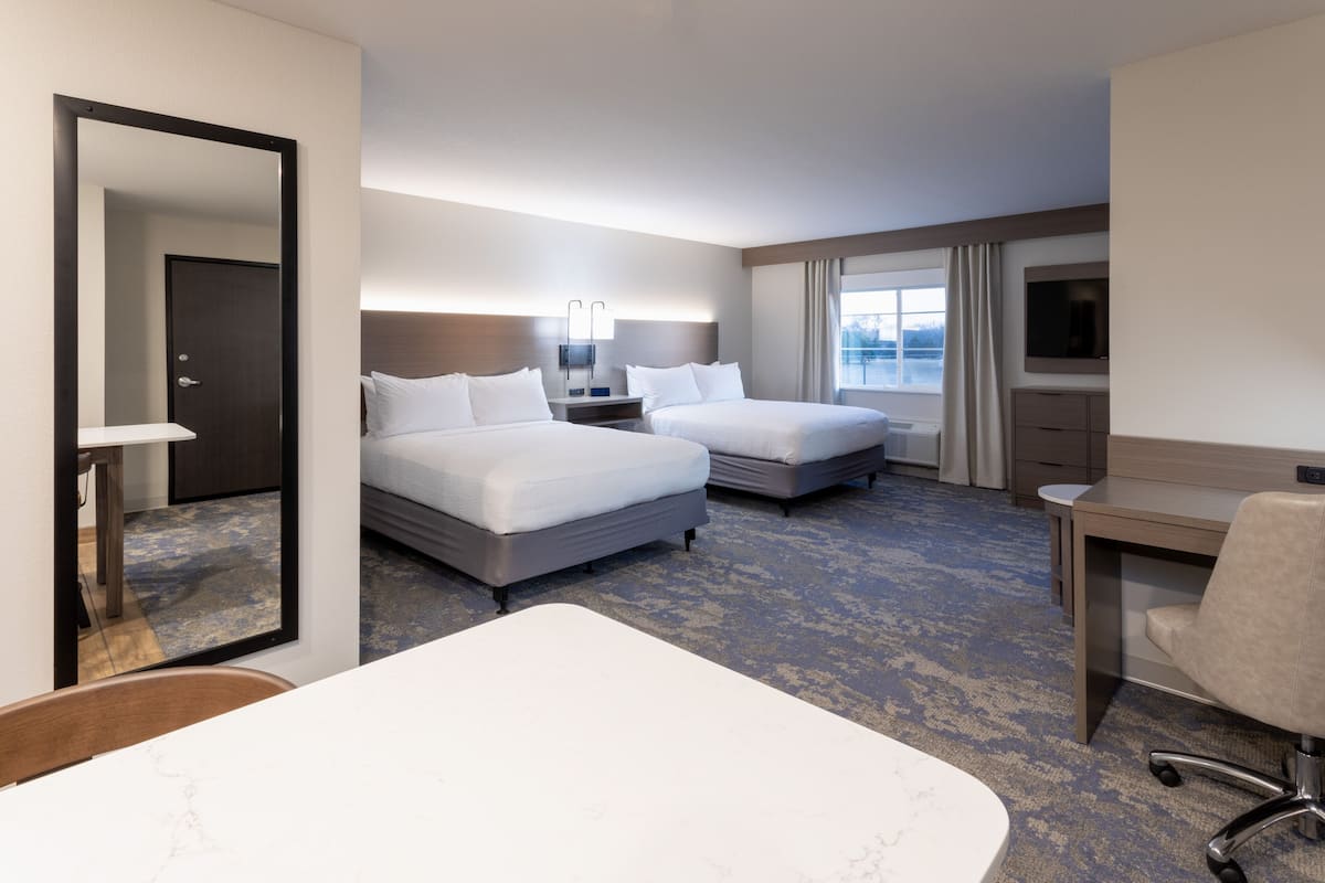Suite, varias camas, con acceso para personas discapacitadas (Extended Stay) | Tabla de planchar con plancha, wifi gratis y ropa de cama