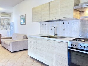 House, 2 Bedrooms, Smoking, Patio | Interior
