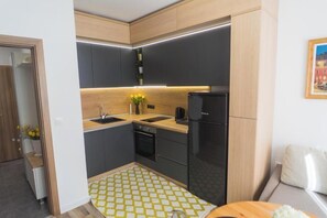 Kühlschrank, Mikrowelle, Ofen, Herdplatte