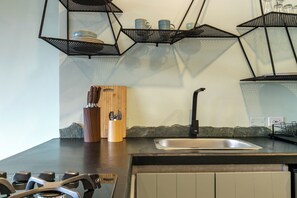 Kühlschrank, Ofen, Herdplatte, Wasserkocher mit Kaffee-/Teezubehör