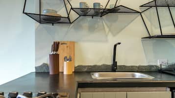 Fridge, oven, stovetop, coffee/tea maker