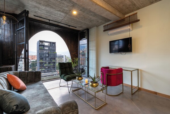 Smart TV - Open Concept Penthouse Loft @ Nido Sky: Unit 17 (Medellin)