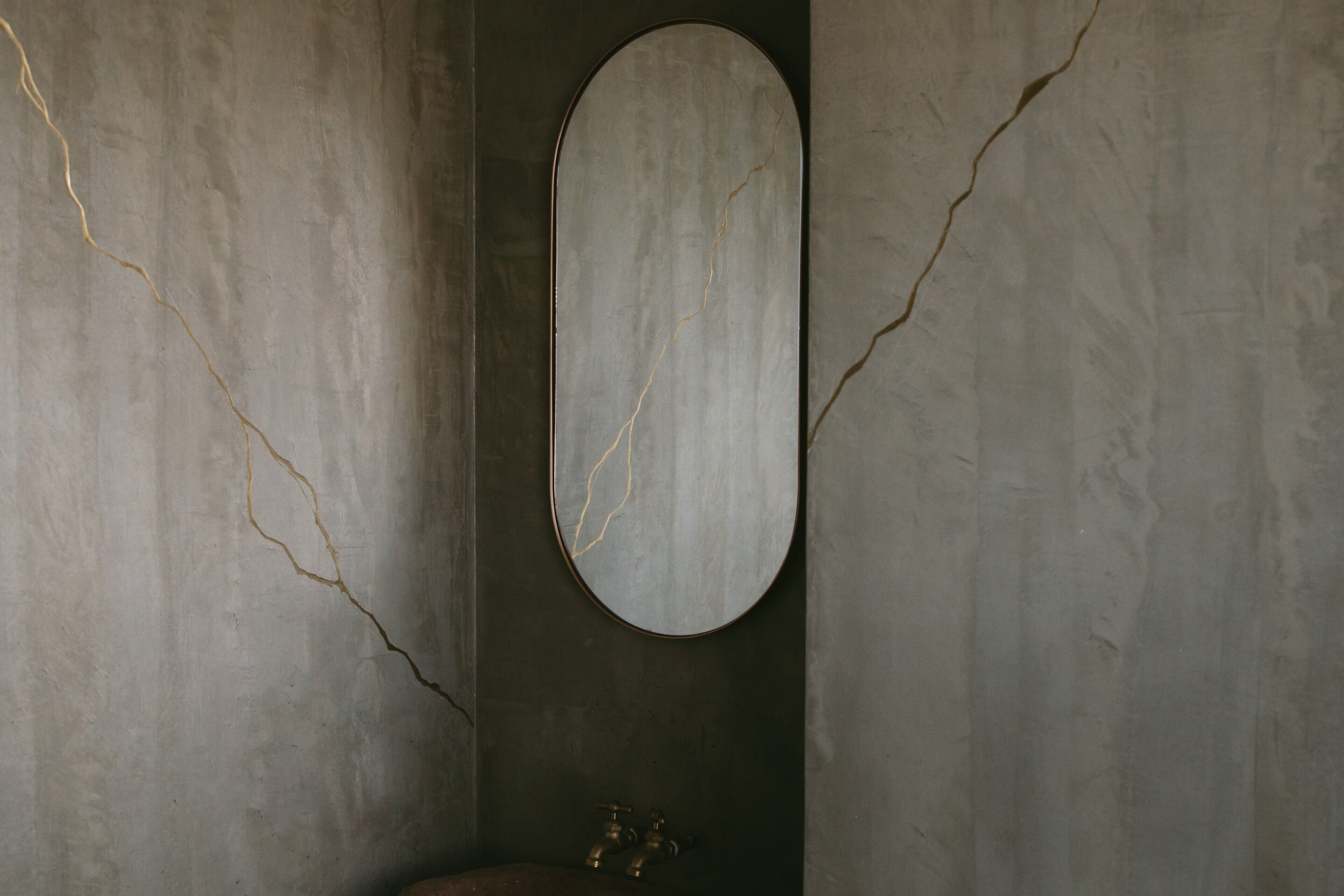 Un baño con un espejo grande, un lavabo y una bañera.
