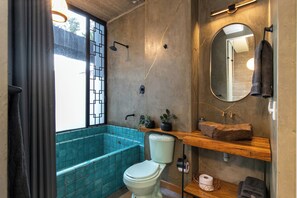 Une salle de bain avec une baignoire, des toilettes et un lavabo.