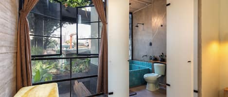 Combined shower/tub, hair dryer, towels