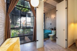 Chuveiro/banheira combinados, secador de cabelo, toalhas de banho 