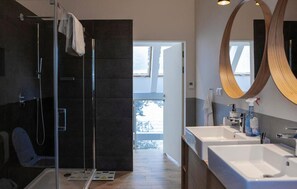 Combined shower/tub, hair dryer - 3 bedroom nice home in Kowalewo (Kowalewo)
