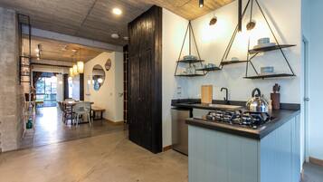 Fridge, oven, stovetop, coffee/tea maker