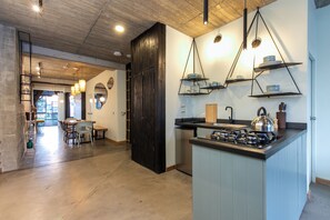 Fridge, oven, stovetop, coffee/tea maker