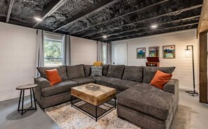Smart TV, chimenea, mesa de ping pong