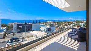 A balcony with a view of the sea and a residential area. - Stunning home in Lun with sauna (Lun)