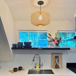 Een koelkast, een magnetron, een oven, een kookplaat