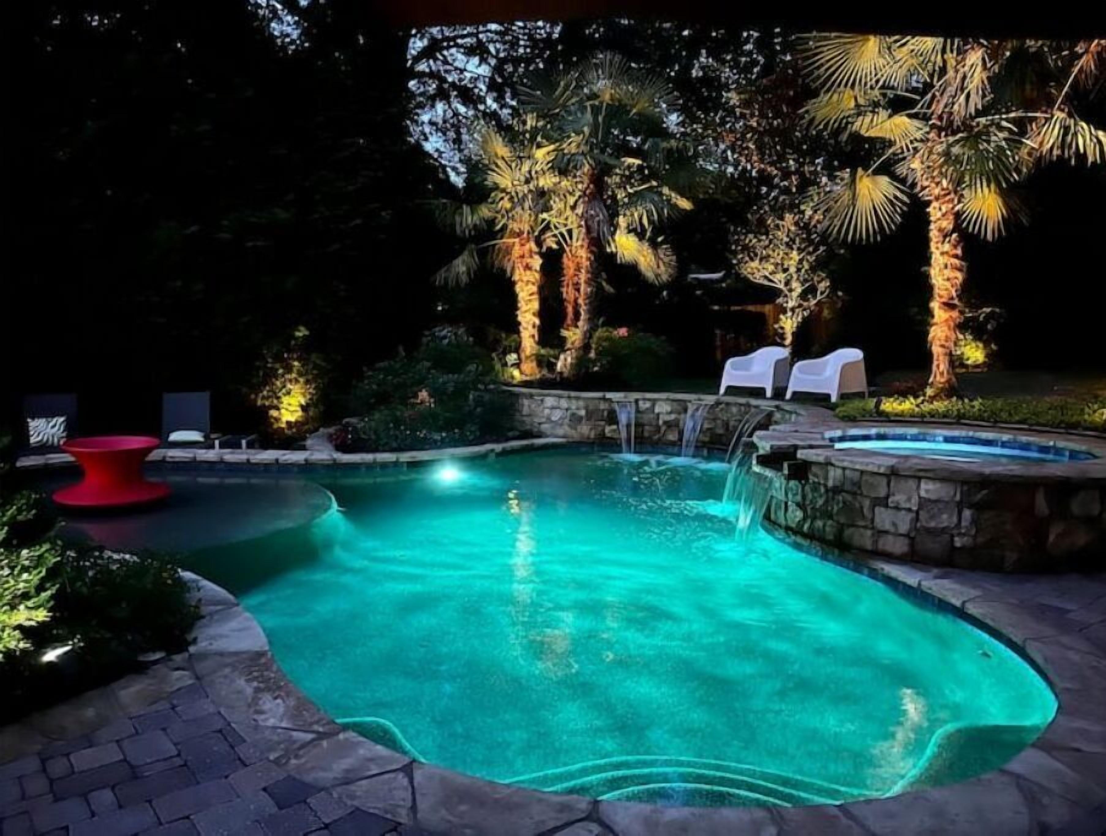 Alberca al aire libre y alberca climatizada