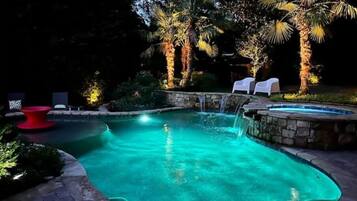 Alberca al aire libre y alberca climatizada