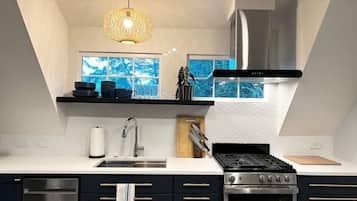 KylskÄp, mikrovÄgsugn, ugn och spishÀll