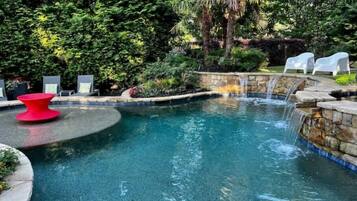 Una piscina al aire libre, una piscina climatizada