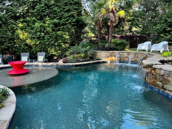 Una piscina al aire libre